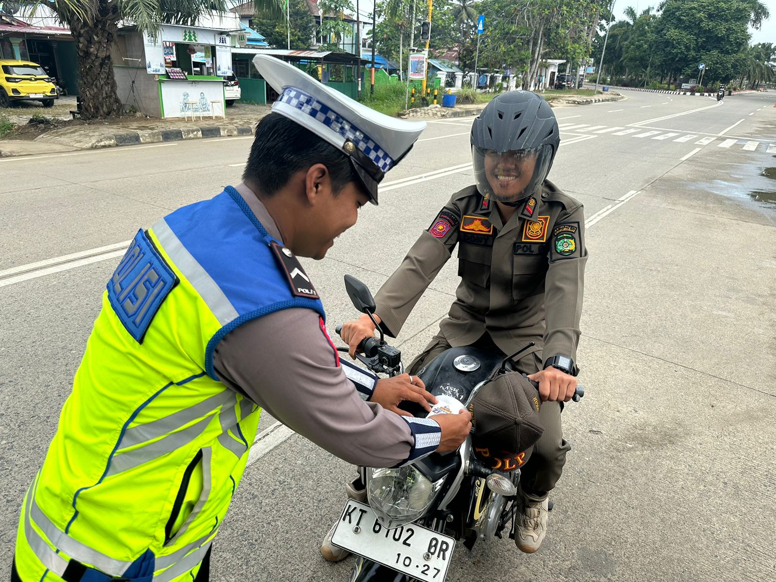 Satlantas Polres Kukar Bagikan Stiker Tertib Berkendara, Imbau Keselamatan Berkendara