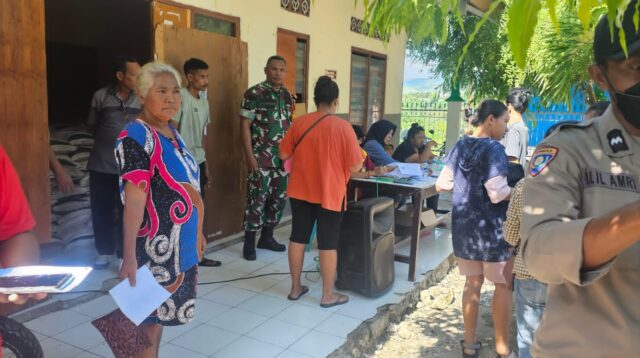 Babinsa Kota Waingapu Monitoring Pembagian Beras Cadangan Pangan Pemerintah