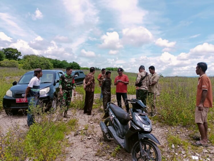 Babinsa Koramil 05/Kota Waingapu Survei Lokasi Titik Sumur Bor Bersama Tim Kodim Dan Tim BPBD Kab.Sumba Timur