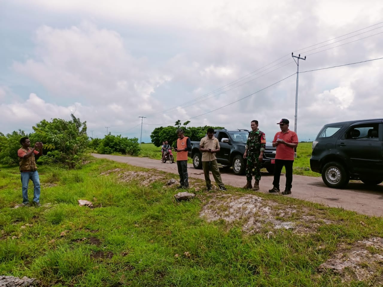 Babinsa Koramil 05/Kota Waingapu Survei Lokasi Titik Sumur Bor Bersama Tim Kodim Dan Tim BPBD Kab.Sumba Timur