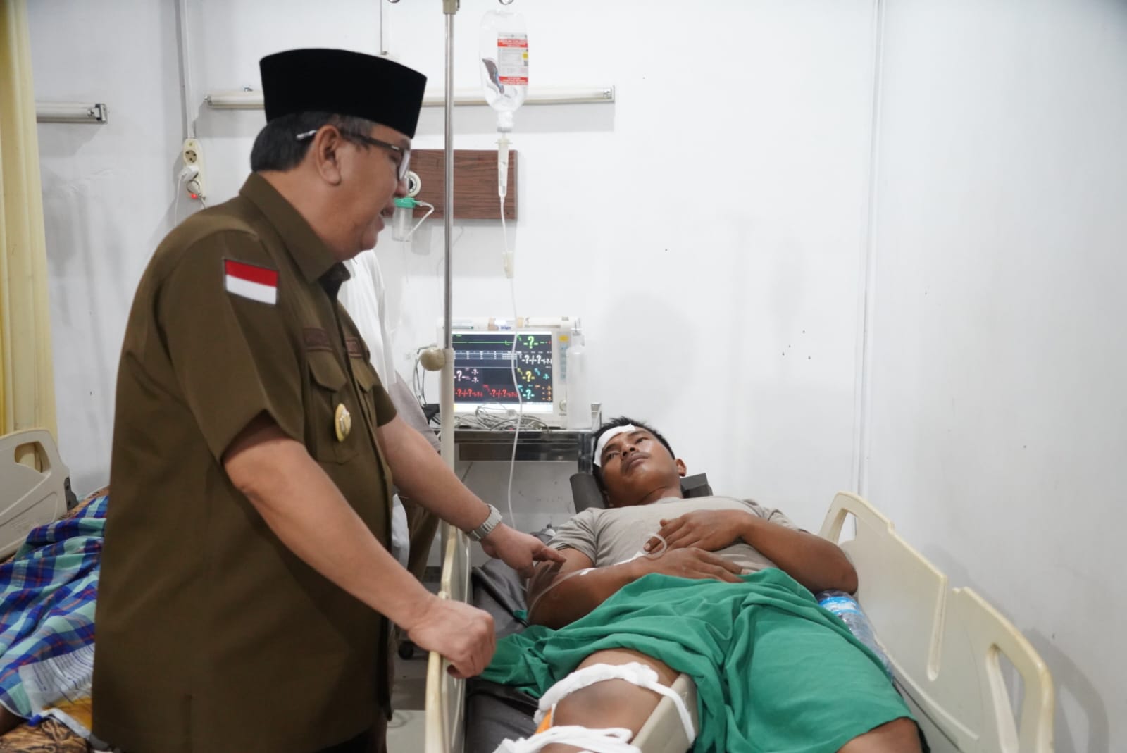 Kunjungi Korban Derek Ambruk, Pj. Bupati Beri Santunan Serta Pastikan Lalulintas Kereta Api Segera Pulih