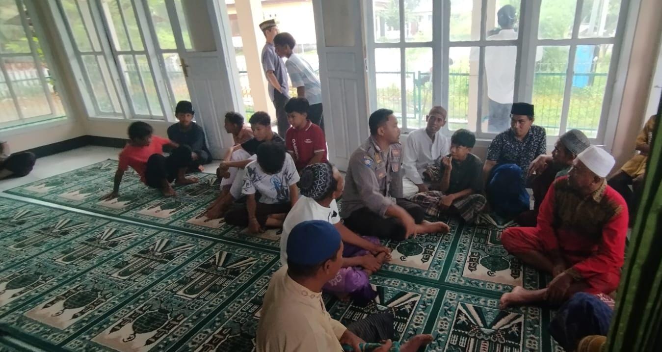 Laksanakan Jum,at Curhat, Polsek Madapangga Imbau Masyarakat Waspadai Ilegal Logging