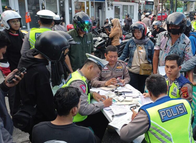 125 Pelangar H+5 Operasi Keselamatan Berlalulintas Mahakam Polresta Balikpapan, Berjalan Penindakan Penertiban BerLalulintas 125 Pelangar H+5 Operasi Keselamatan Berlalulintas Mahakam Polresta Balikpapan, Berjalan Penindakan Penertiban BerLalulintas