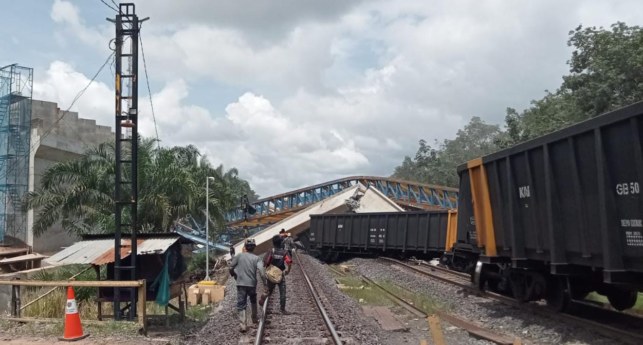 Kecelakaan Kerja Pada Proyek Pembangunan Fly Over Bantaian, Aktivitas Angkutan Batu Bara Jalur Kereta Api Terhenti