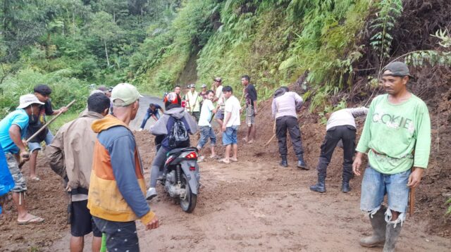 Gotong Royong, TNI-Polri Bersama Warga Bersihkan Material Longsor