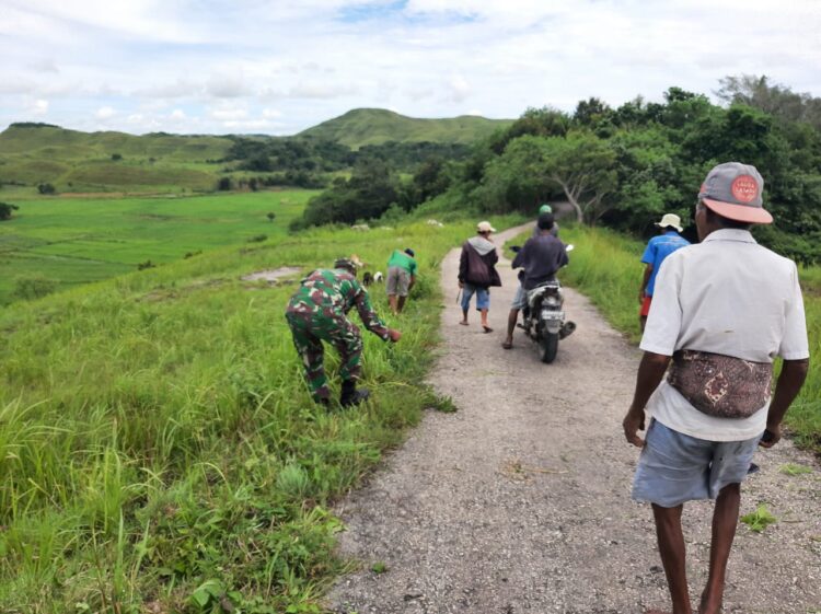 Babinsa Lewa Bersama Pemuda Desa Melaksanakan Karya Bakti Pembersihan Jalan Desa