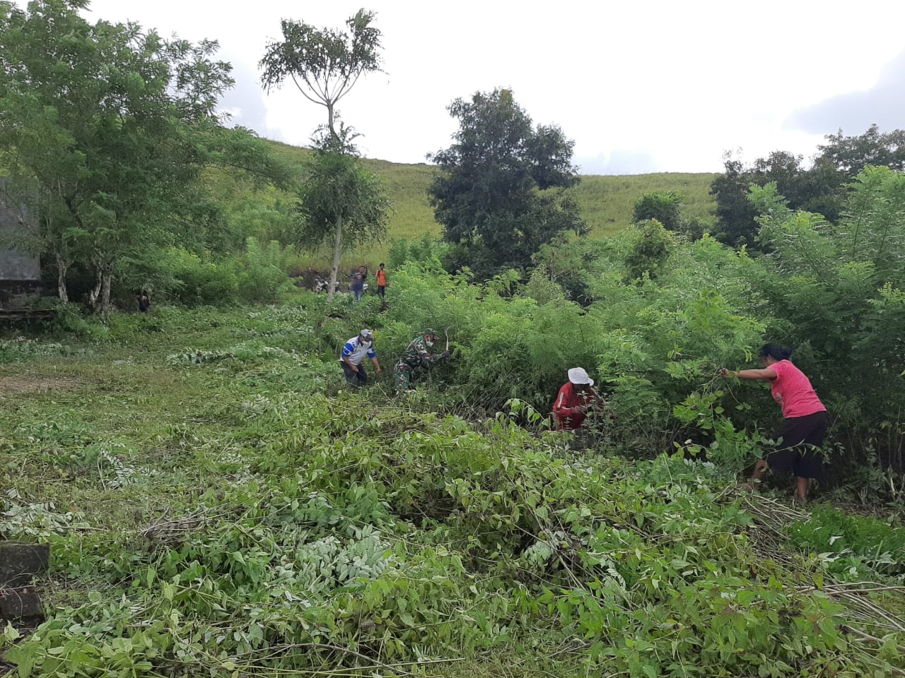 Babinsa Lewa Bersama Pemuda Desa Melaksanakan Karya Bakti Pembersihan Jalan Desa
