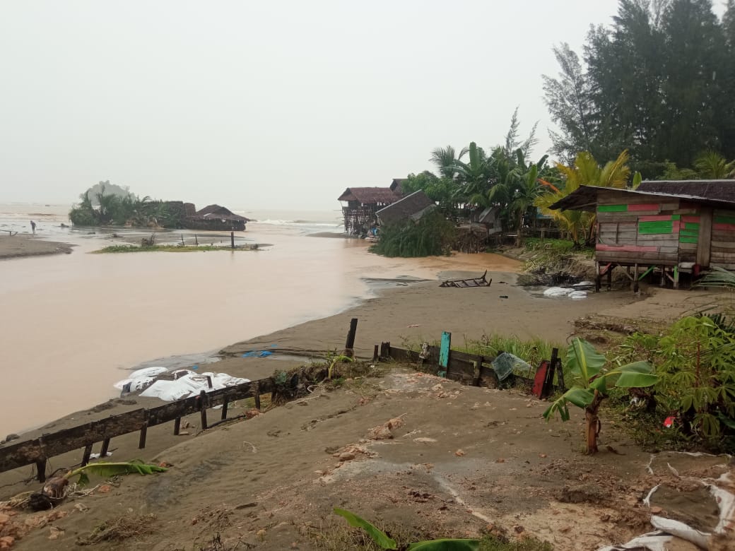 Warga Nagari Api - api Kecamatan Bayang Yang Terbawa Arus Banjir Belum Ditemukan