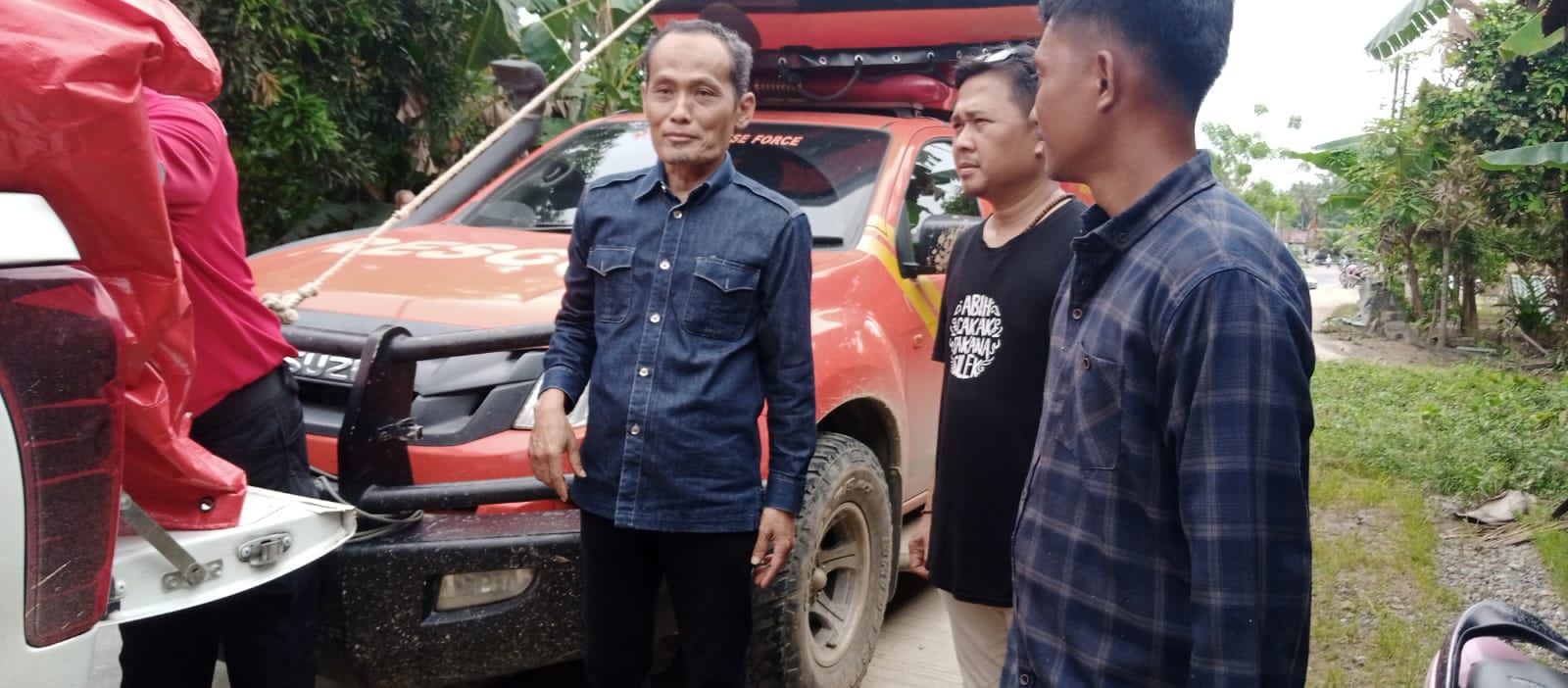 Ketua Komisi II DPRD Provinsi Sumbar Mochlasin Serahkan Bantuan Korban Banjir Dipessel