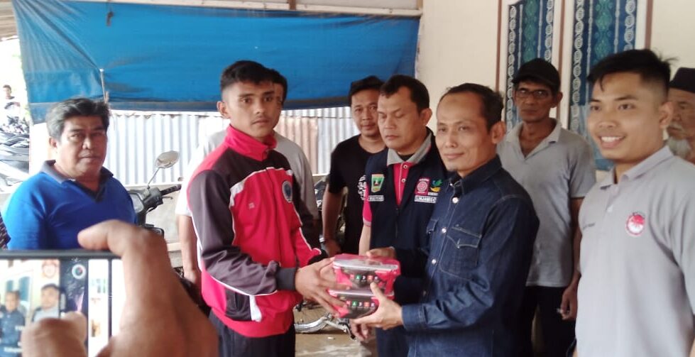 Ketua Komisi II DPRD Provinsi Sumbar Mochlasin Serahkan Bantuan Korban Banjir Dipessel