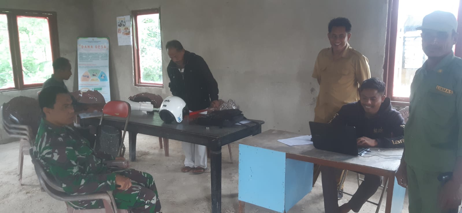 Sambangi Kantor Desa, Babinsa Serda Syamsurijal Komsos Dengan Perangkat Desa