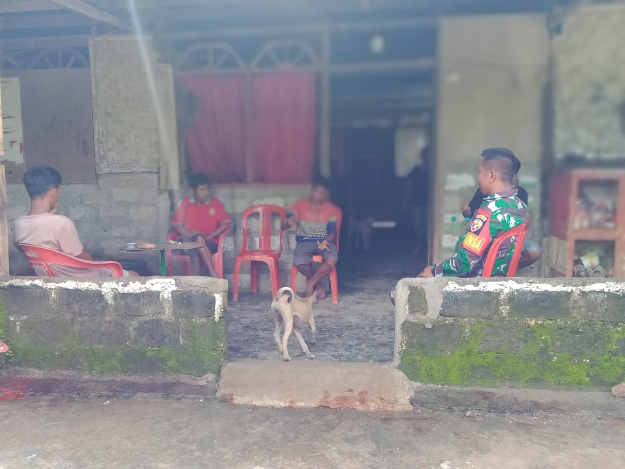 Babinsa Tabundung Komsos Ingatkan Cuaca Extrim Dan Lebih Peduli Dengan Kebersihan Lingkungan