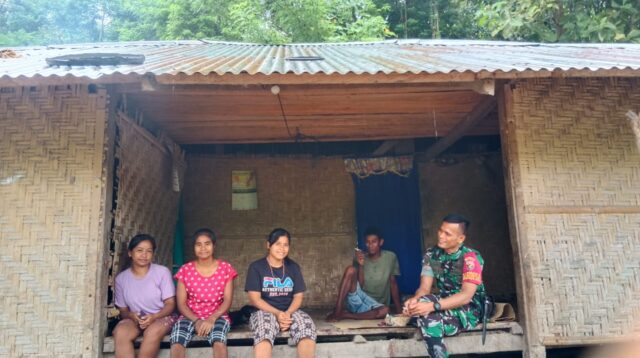Babinsa Tabundung Komsos Ingatkan Cuaca Extrim Dan Lebih Peduli Dengan Kebersihan Lingkungan.