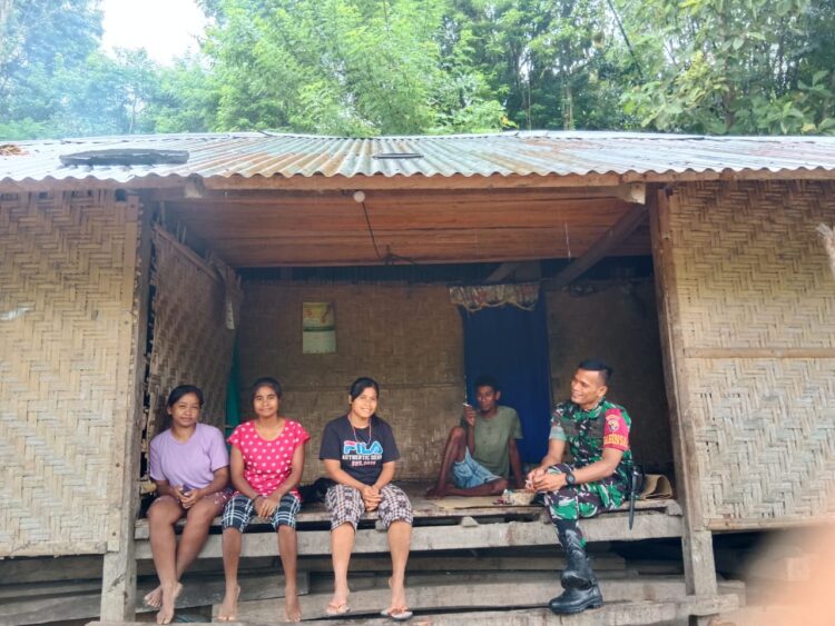 Babinsa Tabundung Komsos Ingatkan Cuaca Extrim Dan Lebih Peduli Dengan Kebersihan Lingkungan.