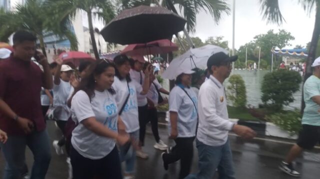 Jalan Sehat Ikasmansa Angkatan '87 Dilepas Penjabat Gubernur NTT, Meski Guyuran Hujan Peserta Tetap Semangat
