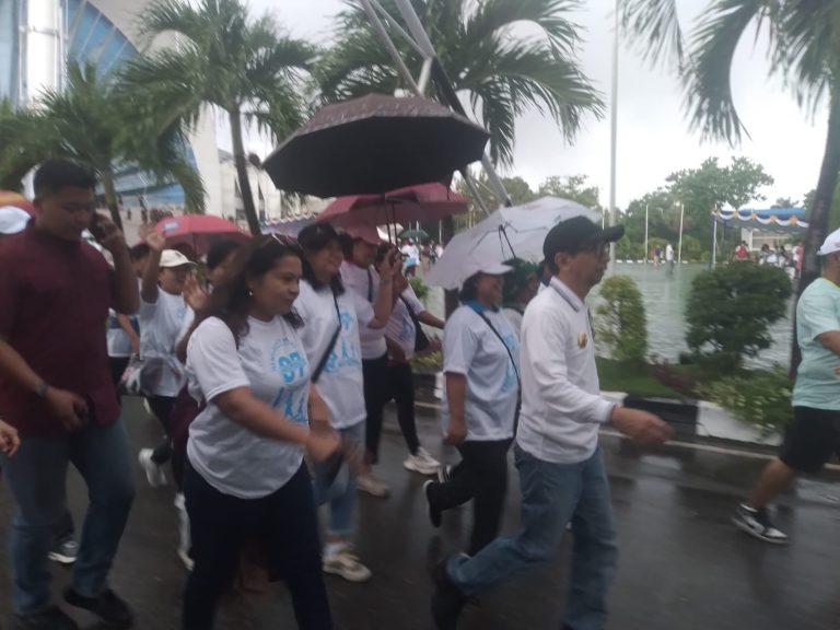 Jalan Sehat Ikasmansa Angkatan '87 Dilepas Penjabat Gubernur NTT, Meski Guyuran Hujan Peserta Tetap Semangat