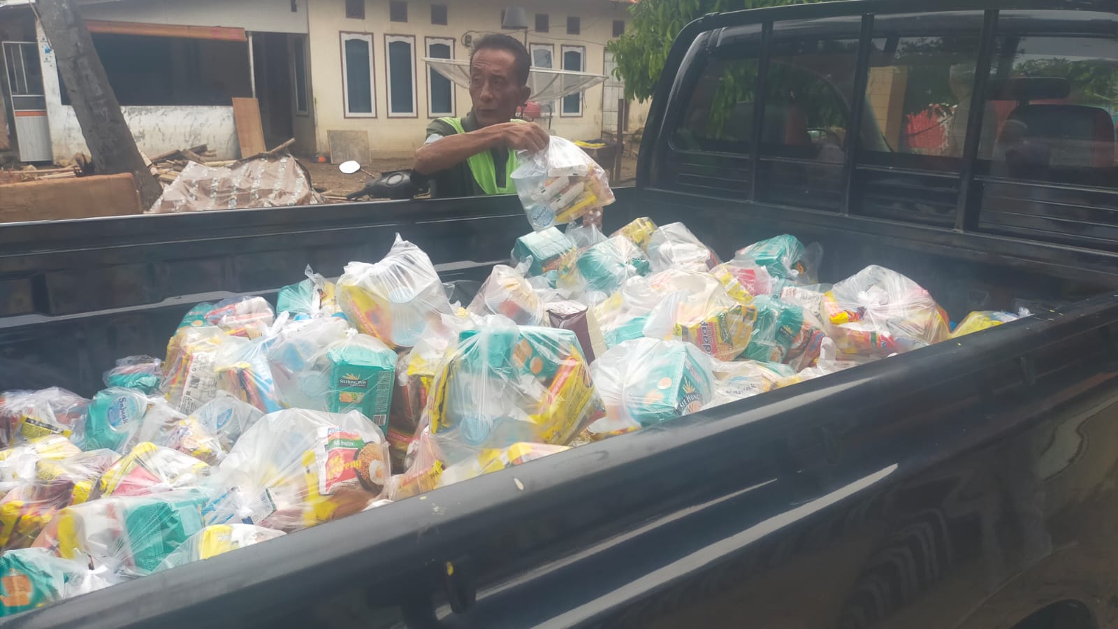 Bantuan Makanan dan Minum Relawan Komunitas Basamo Mahyeldi Sumbar Terus Mengalir