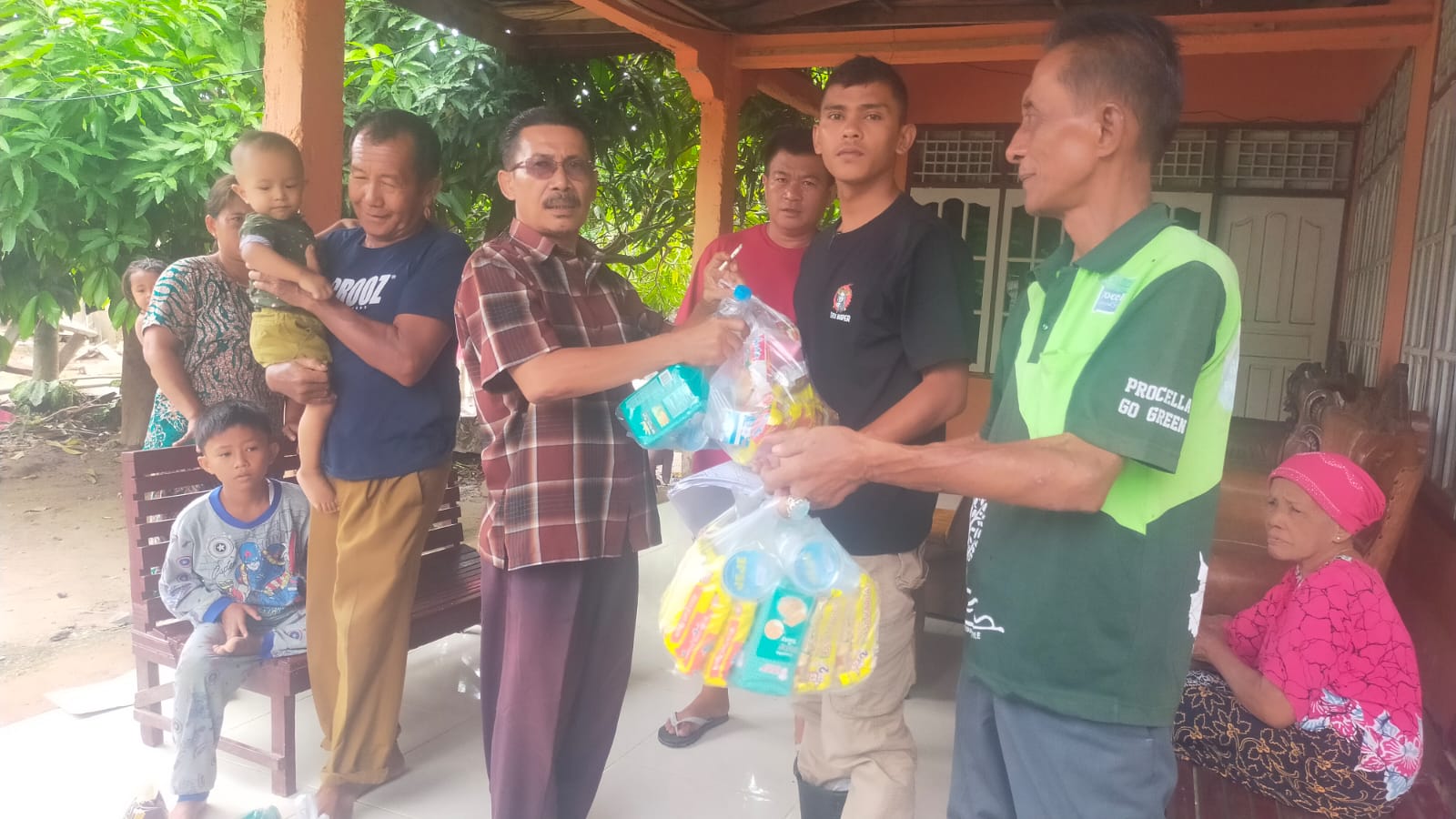 Bantuan Makanan dan Minum Relawan Komunitas Basamo Mahyeldi Sumbar Terus Mengalir