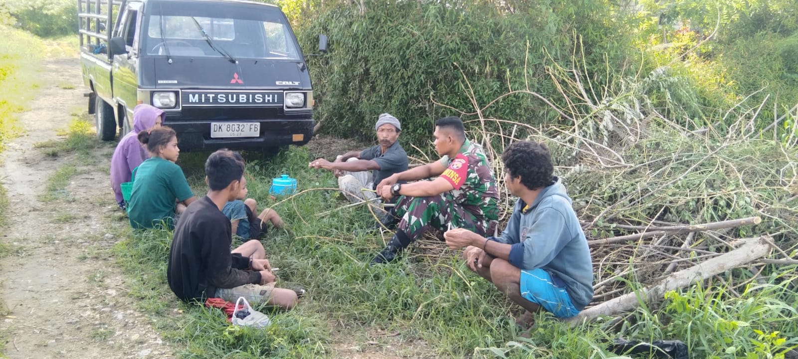 Melalui Komsos, Babinsa Serda I Nengah Berikan Motivasi Kepada Petani