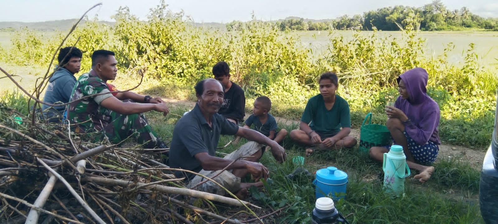 Melalui Komsos, Babinsa Serda I Nengah Berikan Motivasi Kepada Petani