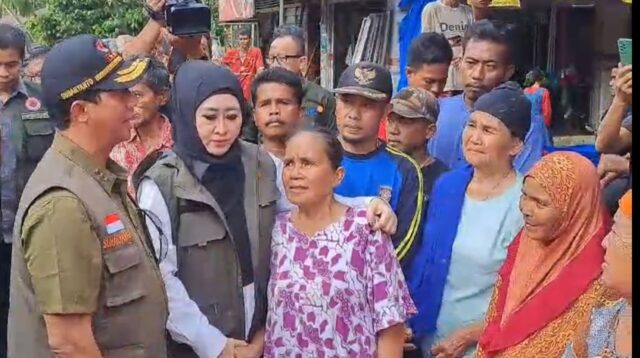 Sambil Peluk Seorang Warga Depan Kepala BNPB RI Letjen TNI Suharyanto Lisda Usulkan 1.000 paket sembako untuk Bencana Pessel