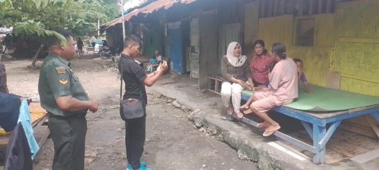 Babinsa Waingapu Dampingi Pengurus Persit KCK Dim 1601/Sumba Timur Berikan Makanan Tambahan Kepada Anak Anak