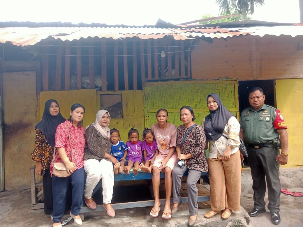 Babinsa Waingapu Dampingi Pengurus Persit KCK Dim 1601/Sumba Timur Berikan Makanan Tambahan Kepada Anak Anak