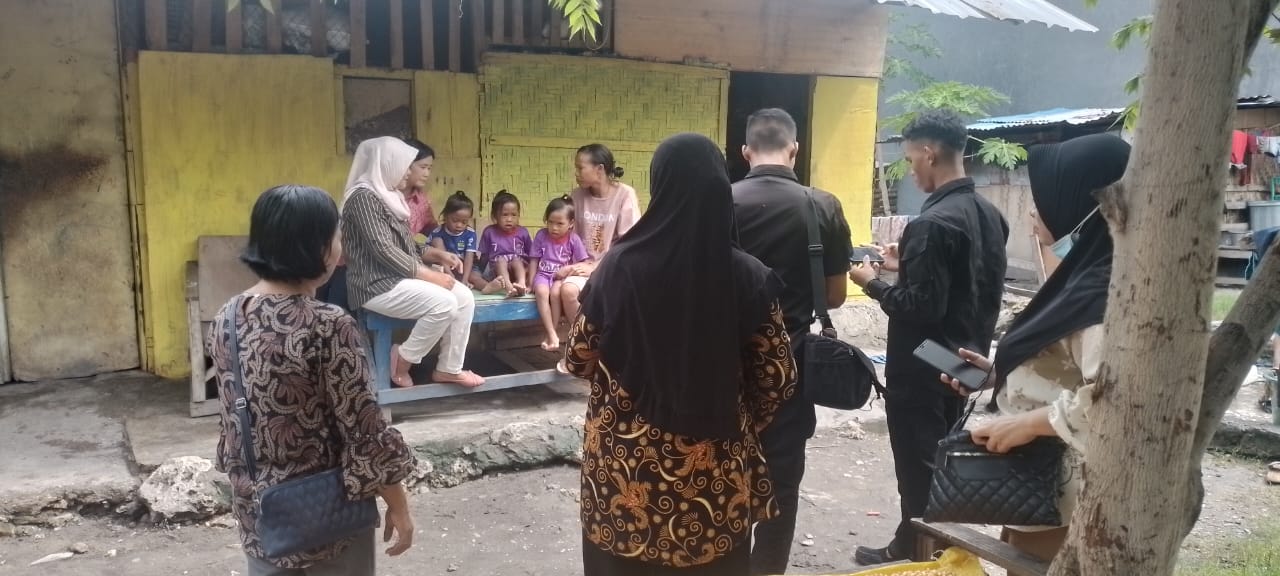 Babinsa Waingapu Dampingi Pengurus Persit KCK Dim 1601/Sumba Timur Berikan Makanan Tambahan Kepada Anak Anak