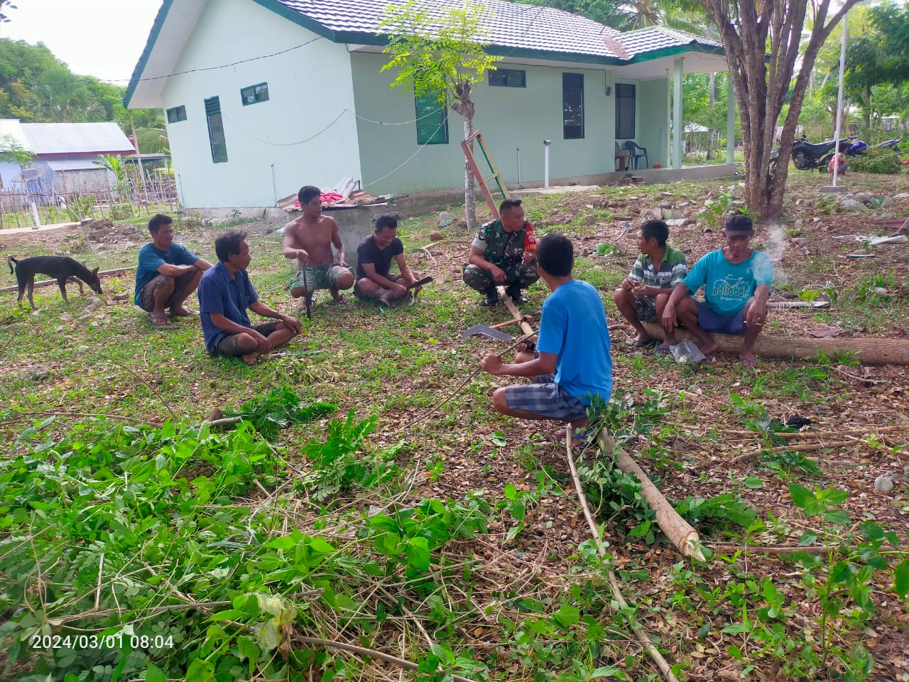 Babinsa Koramil 03/Pahunga Lodu Bersama Bantu Warga Pangkas Pohon di Pinggir Jalan