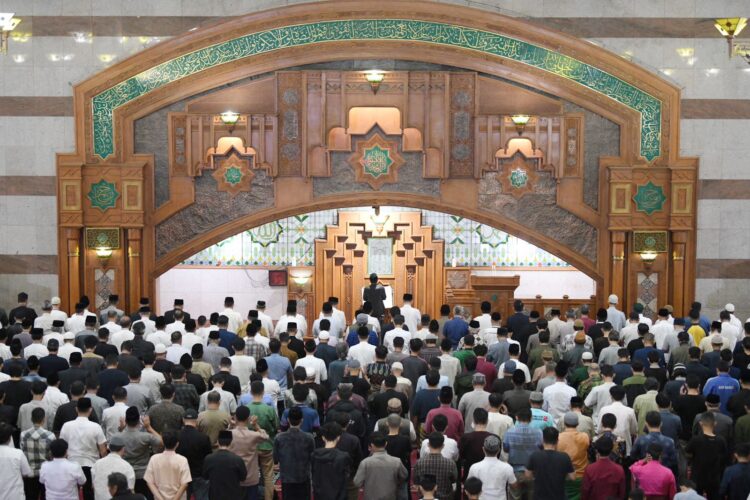Tarawih Keliling di Pusdai, Bey Serahkan Santunan kepada Duafa dan Marbut
