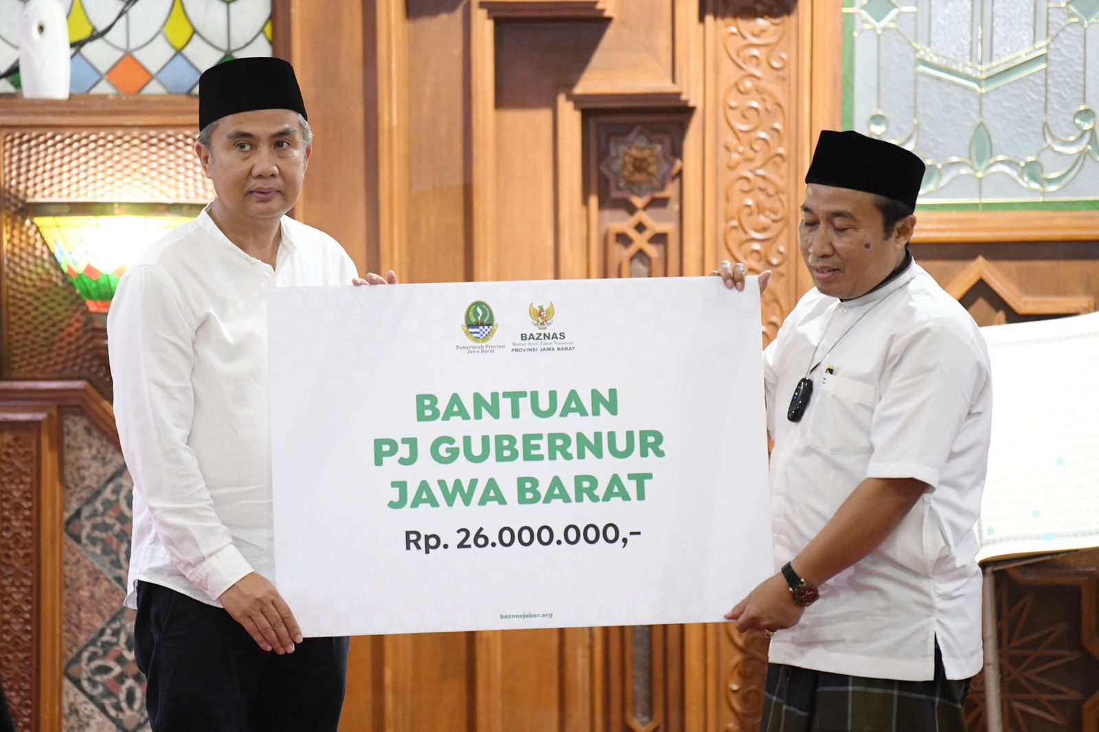 Tarawih Keliling di Pusdai, Bey Serahkan Santunan kepada Duafa dan Marbut