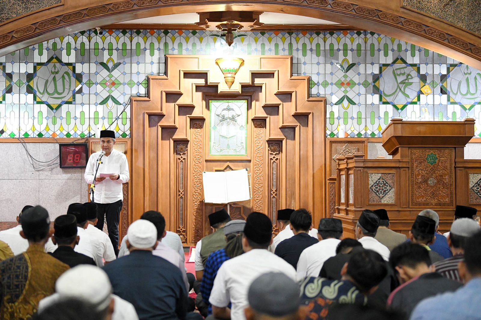 Tarawih Keliling di Pusdai, Bey Serahkan Santunan kepada Duafa dan Marbut