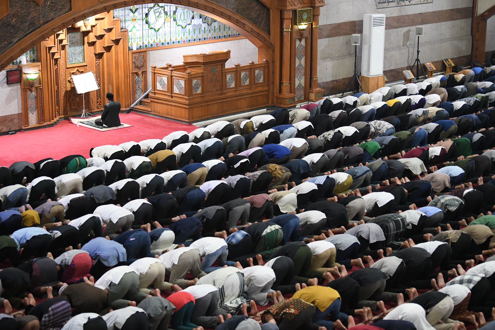 Tarawih Keliling di Pusdai, Bey Serahkan Santunan kepada Duafa dan Marbut