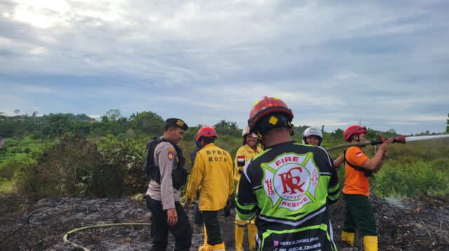 Quick Respon Patroli Beat 110, Bhabinkamtibmas dan Bantu Padamkan Kebakaran Lahan