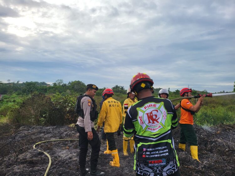 Quick Respon Patroli Beat 110, Bhabinkamtibmas dan Bantu Padamkan Kebakaran Lahan