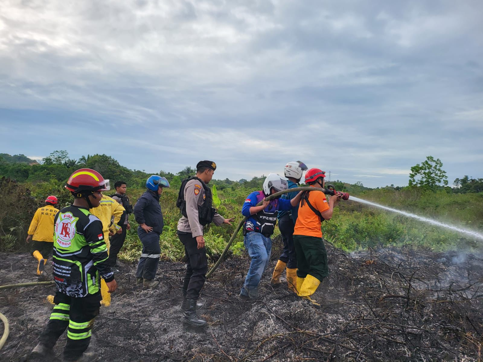 Quick Respon Patroli Beat 110, Bhabinkamtibmas dan Bantu Padamkan Kebakaran Lahan