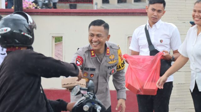 Peduli Sesama Polres Bontang Berbagi Takjil di Bulan Ramadhan