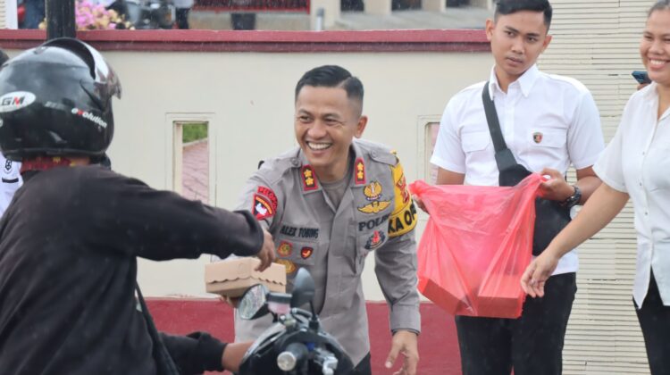 Peduli Sesama Polres Bontang Berbagi Takjil di Bulan Ramadhan