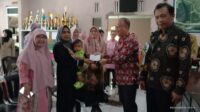 Bantuan Stanting Diserahkan kepada Warga Desa Tanjung Jati oleh Dinas Pengendalian Penduduk dan Keluarga Berencana Kabupaten Muara Enim