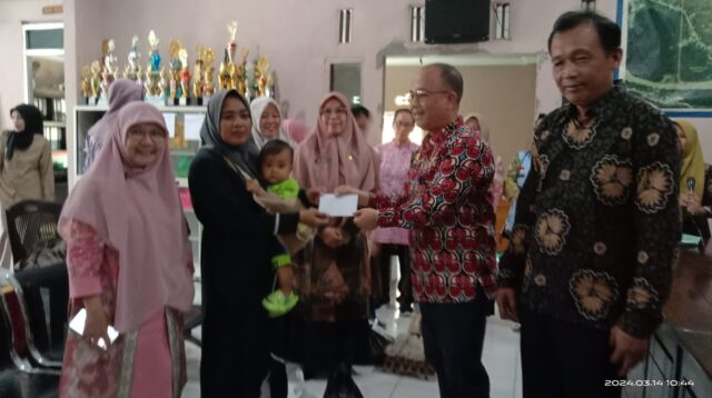 Bantuan Stanting Diserahkan kepada Warga Desa Tanjung Jati oleh Dinas Pengendalian Penduduk dan Keluarga Berencana Kabupaten Muara Enim
