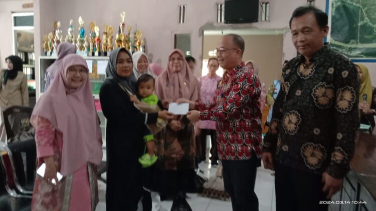 Bantuan Stanting Diserahkan kepada Warga Desa Tanjung Jati oleh Dinas Pengendalian Penduduk dan Keluarga Berencana Kabupaten Muara Enim Bantuan Stanting Diserahkan kepada Warga Desa Tanjung Jati oleh Dinas Pengendalian Penduduk dan Keluarga Berencana Kabupaten Muara Enim