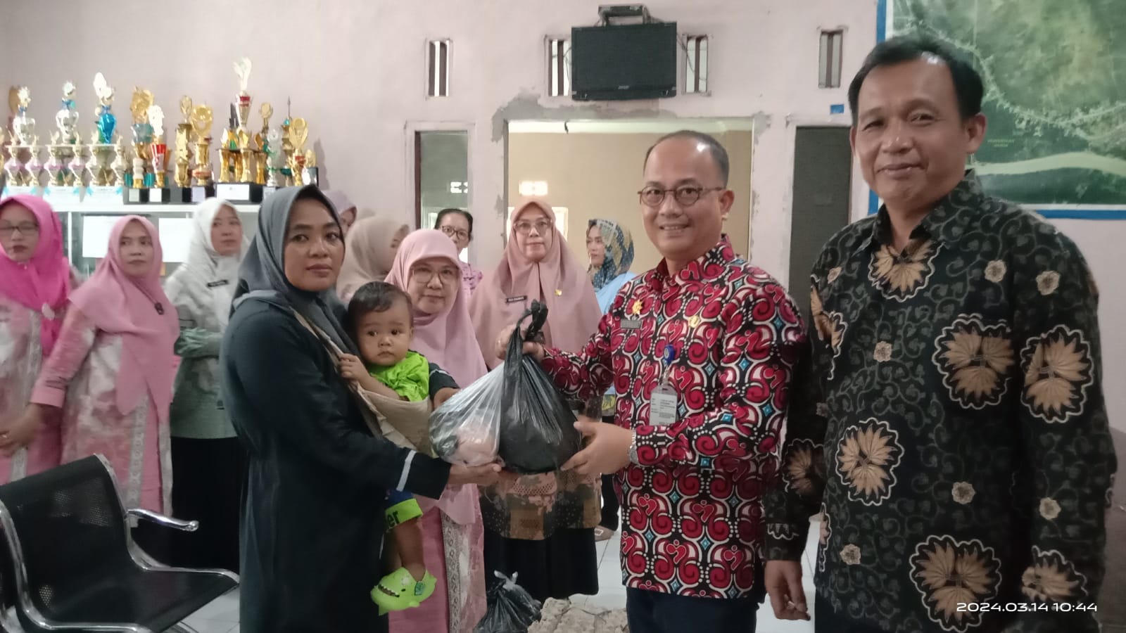 Bantuan Stanting Diserahkan kepada Warga Desa Tanjung Jati oleh Dinas Pengendalian Penduduk dan Keluarga Berencana Kabupaten Muara Enim