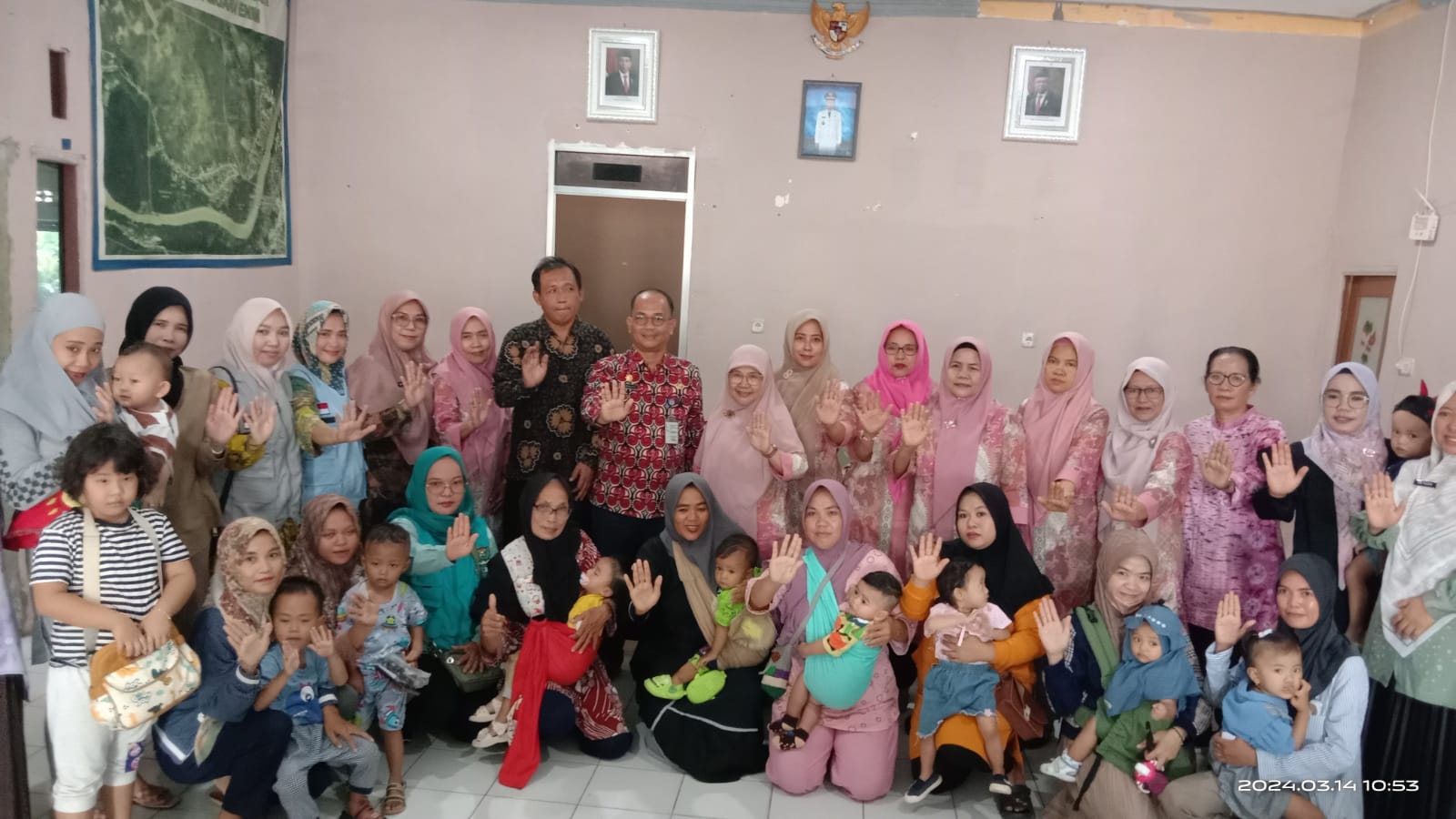 Bantuan Stanting Diserahkan kepada Warga Desa Tanjung Jati oleh Dinas Pengendalian Penduduk dan Keluarga Berencana Kabupaten Muara Enim