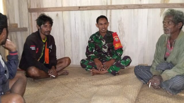 Hujan Masih Mengguyur Lebat Babinsa Serda Amos Ingatkan Warga Supaya Tetap Waspada