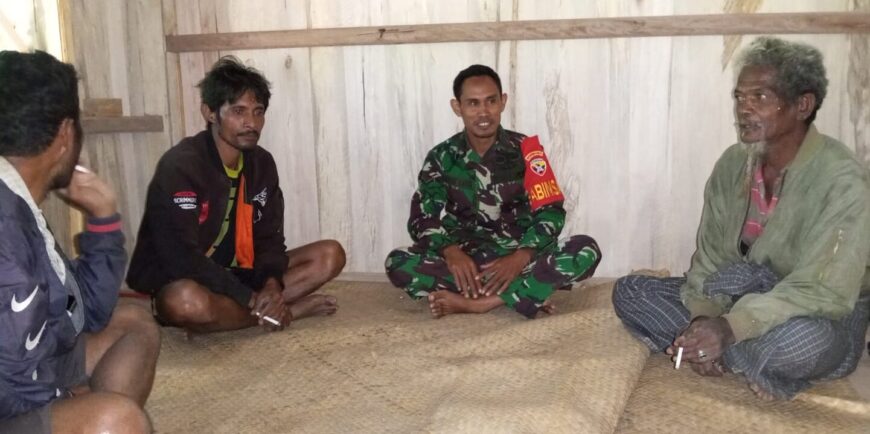 Hujan Masih Mengguyur Lebat Babinsa Serda Amos Ingatkan Warga Supaya Tetap Waspada