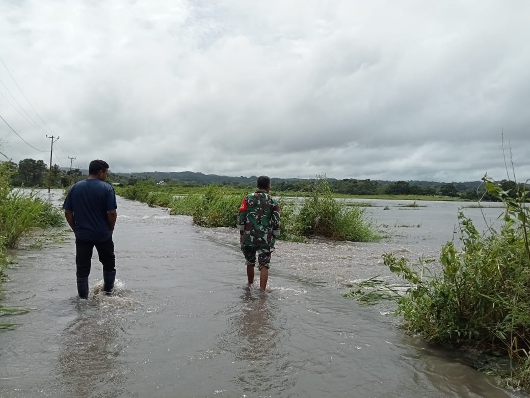 Babinsa Koramil 06/Karera Monitoring Banjir Akibat Hujan Deras