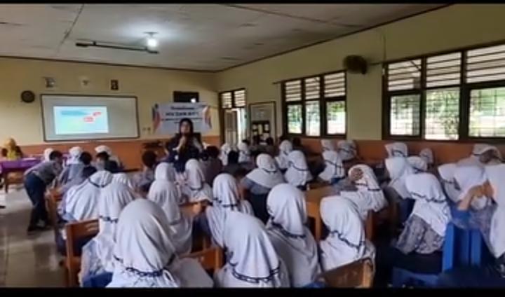 SMPN 4 Kotabaru. Mendapatkan Sosialisasi HIV Dan AIDS Dari Dinas Kesehatan Kabupaten Karawang