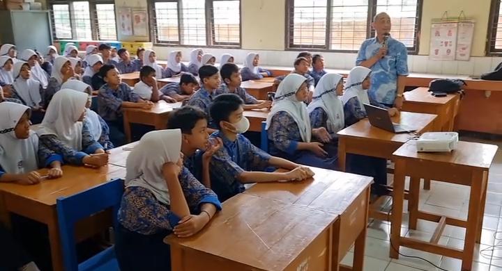 SMPN 4 Kotabaru. Mendapatkan Sosialisasi HIV Dan AIDS Dari Dinas Kesehatan Kabupaten Karawang