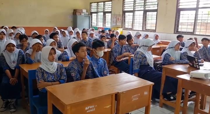 SMPN 4 Kotabaru. Mendapatkan Sosialisasi HIV Dan AIDS Dari Dinas Kesehatan Kabupaten Karawang