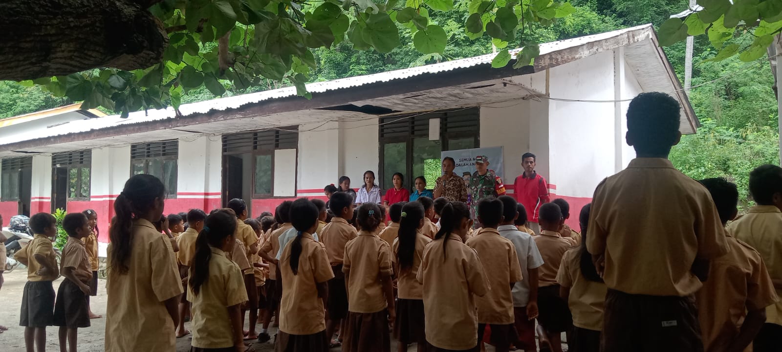 Membentuk Karakter Dan Disiplin Sejak Dini, Babinsa Berikan Pelatihan Peraturan Baris Berbaris (PBB) Tingkat SD